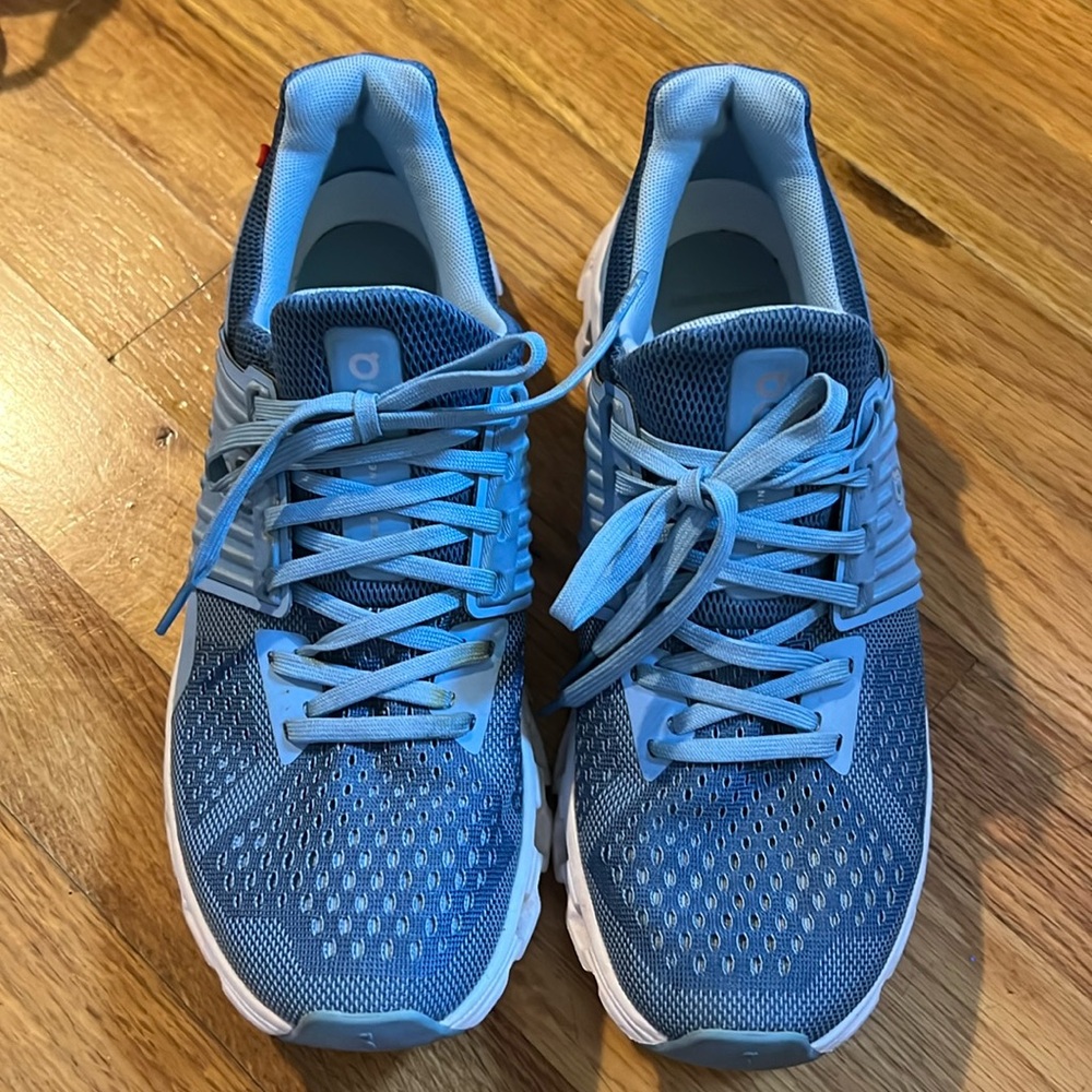 On cloud shoes FVN PI US women size 8. Light blue color.